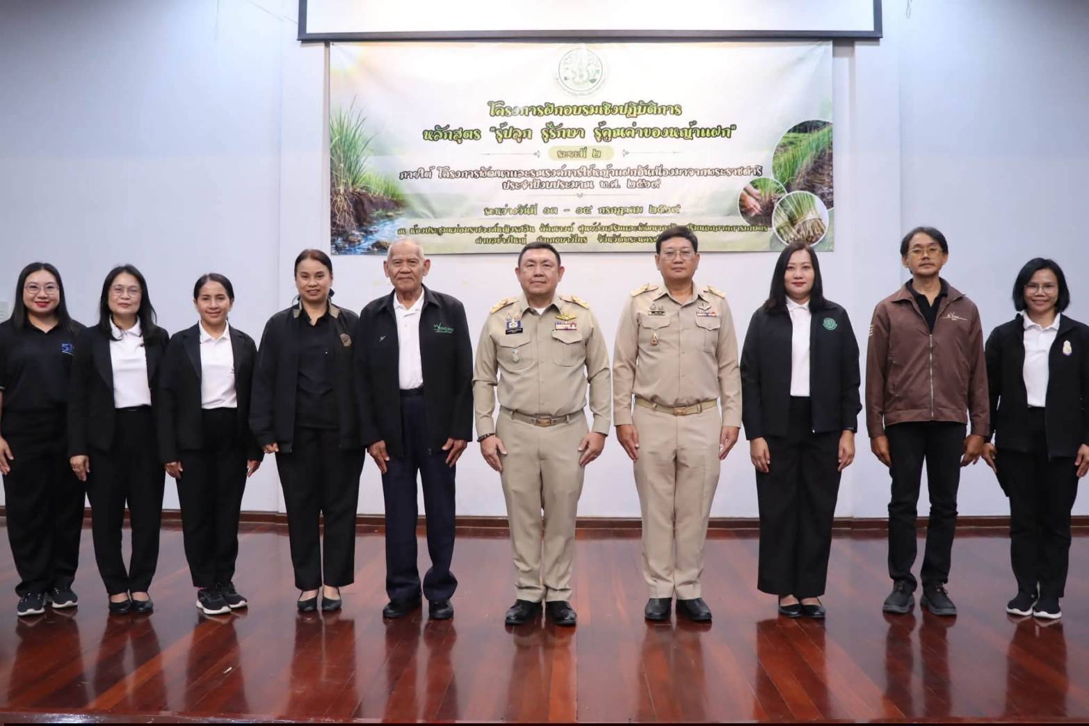 title - เลขาธิการสำนักงานการปฏิรูปที่ดินเพื่อเกษตรกรรม เป็นประธานในพิธีเปิดโครงการฝึกอบรมเชิงปฏิบัติการ หลักสูตร “รู้ปลูก รู้รักษา รู้คุณค่าของหญ้าแฝก” ระยะที่ 2 ภายใต้โครงการพัฒนาและรณรงค์การใช้หญ้าแฝกอันเนื่องมาจากพระราชดำริ ประจำปีงบประมาณ พ.ศ. 2569 ณ ศูนย์ส่งเสริมและพัฒนาอาชีพเสริมนอกภาคการเกษตร (ศพส.)